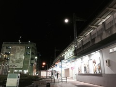 今日の写真 : 駅前で月見て一服