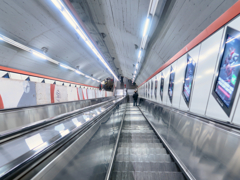 駅へのエスカレーター