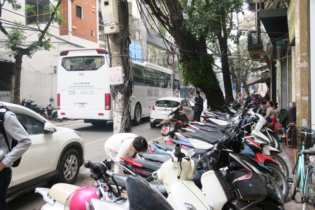 歩道はバイクと屋台が占拠