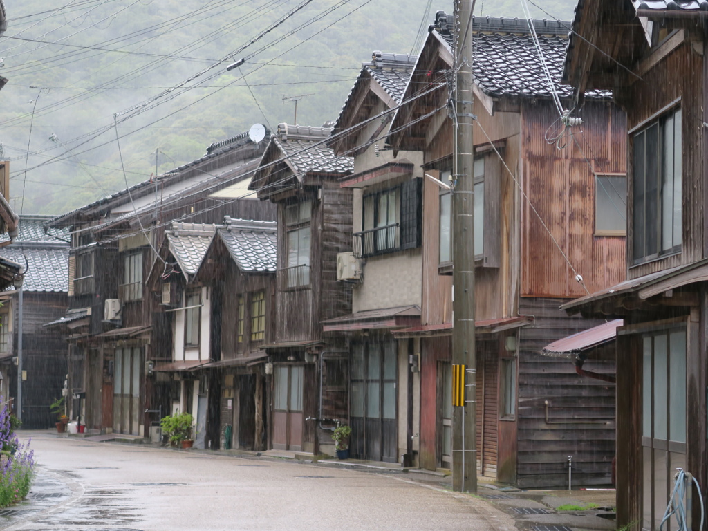 雨の漁村