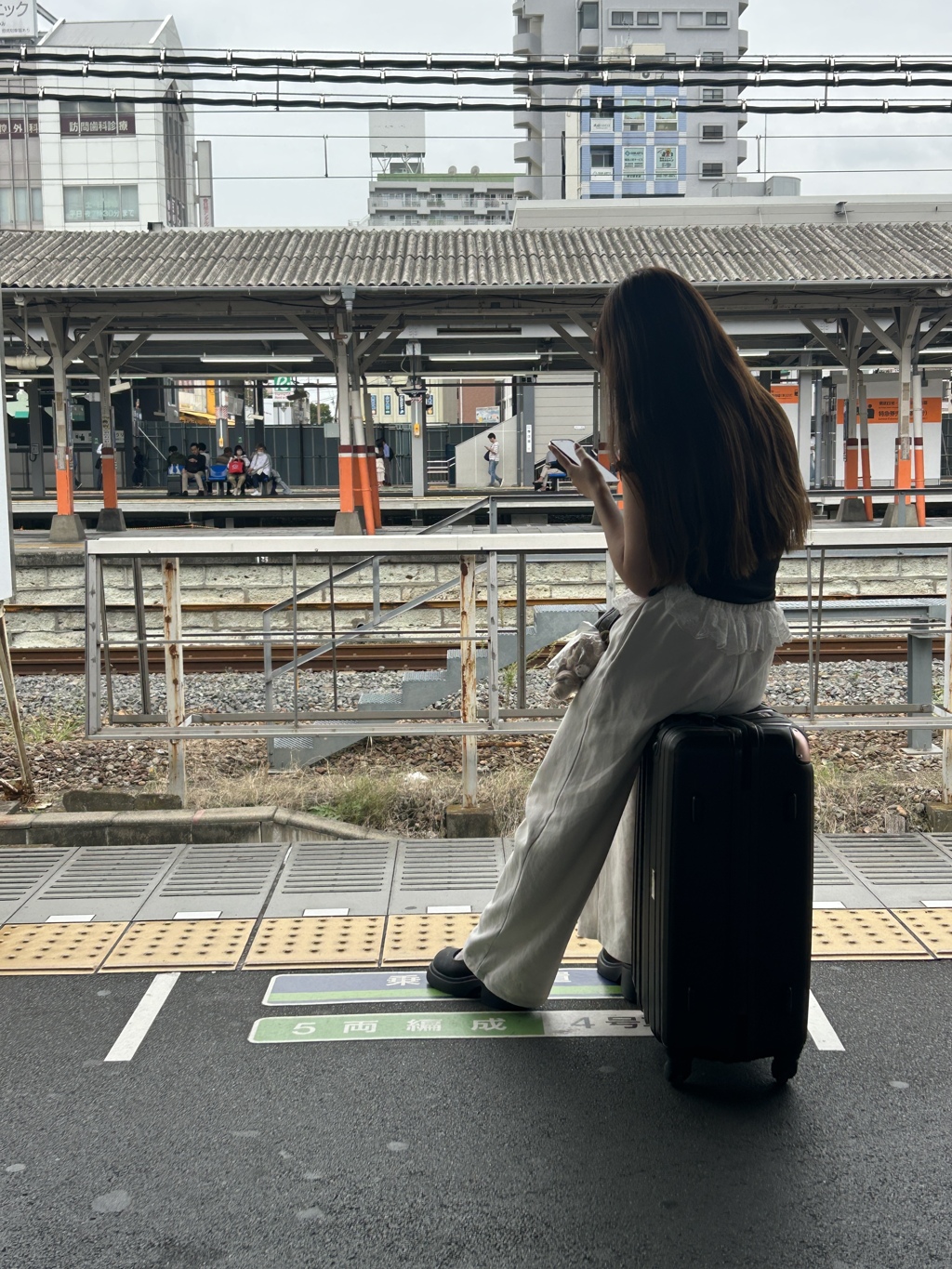 電車を待つ女性