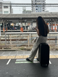 電車を待つ女性