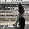 電車を待つ女性