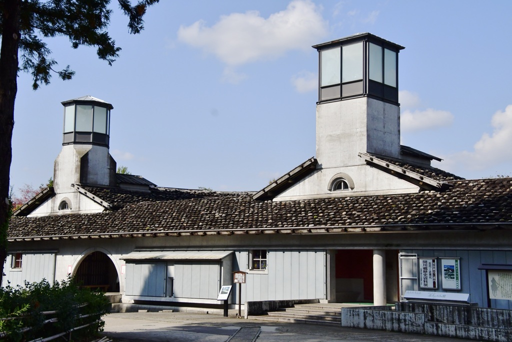 屋根石（やねいし）石を置いた屋根