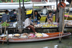 タイの行商　水上マーケットにて