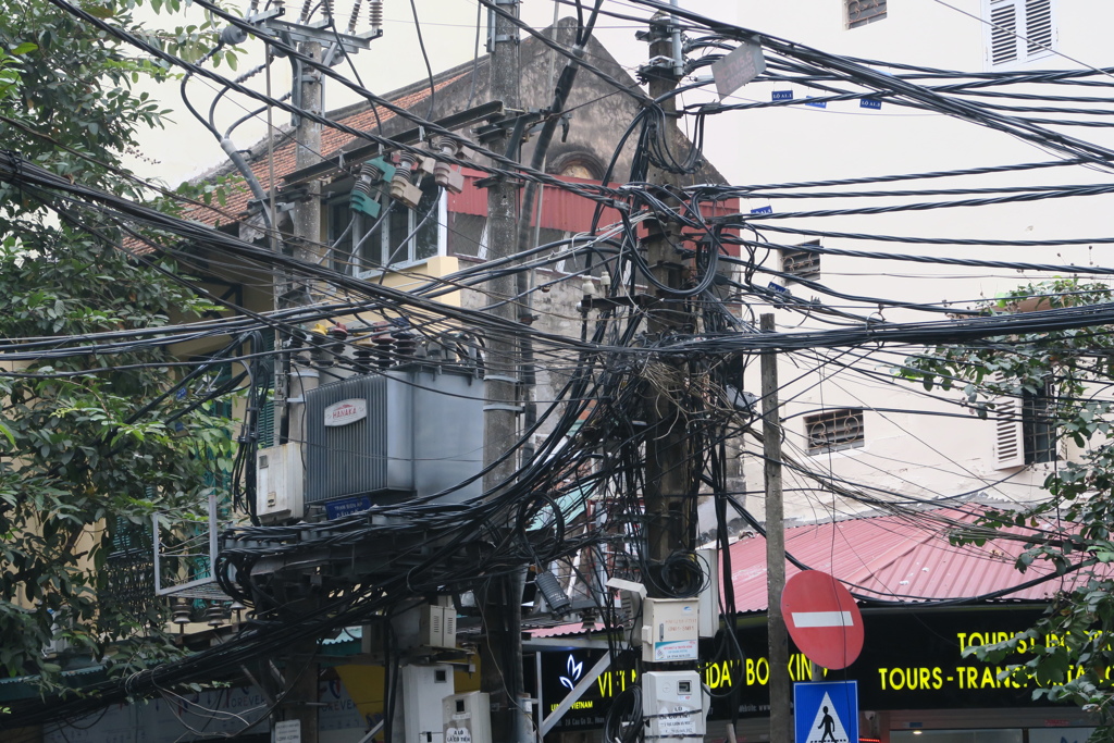 ハノイ旧市街の電線