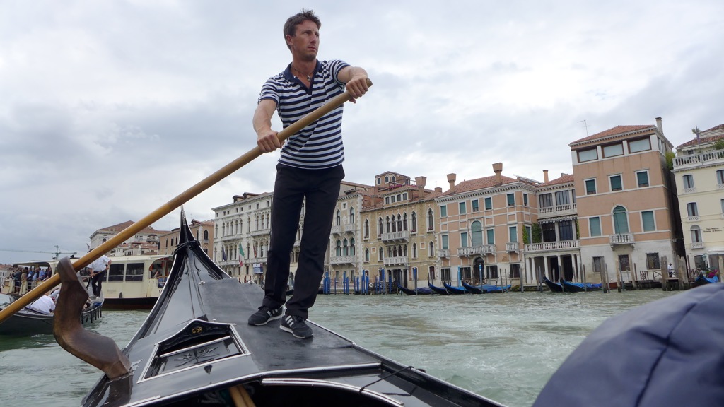 ゴンドラのイケメン船頭さん