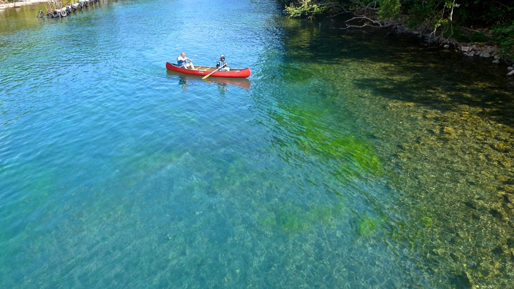 清流のカヌー