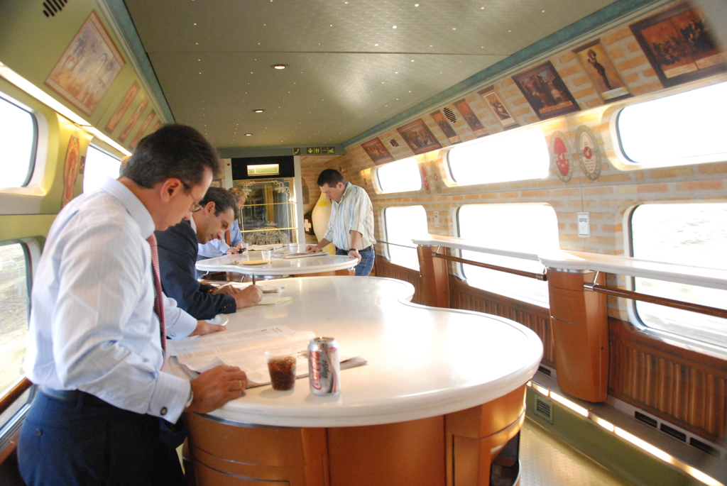 特急のラウンジ