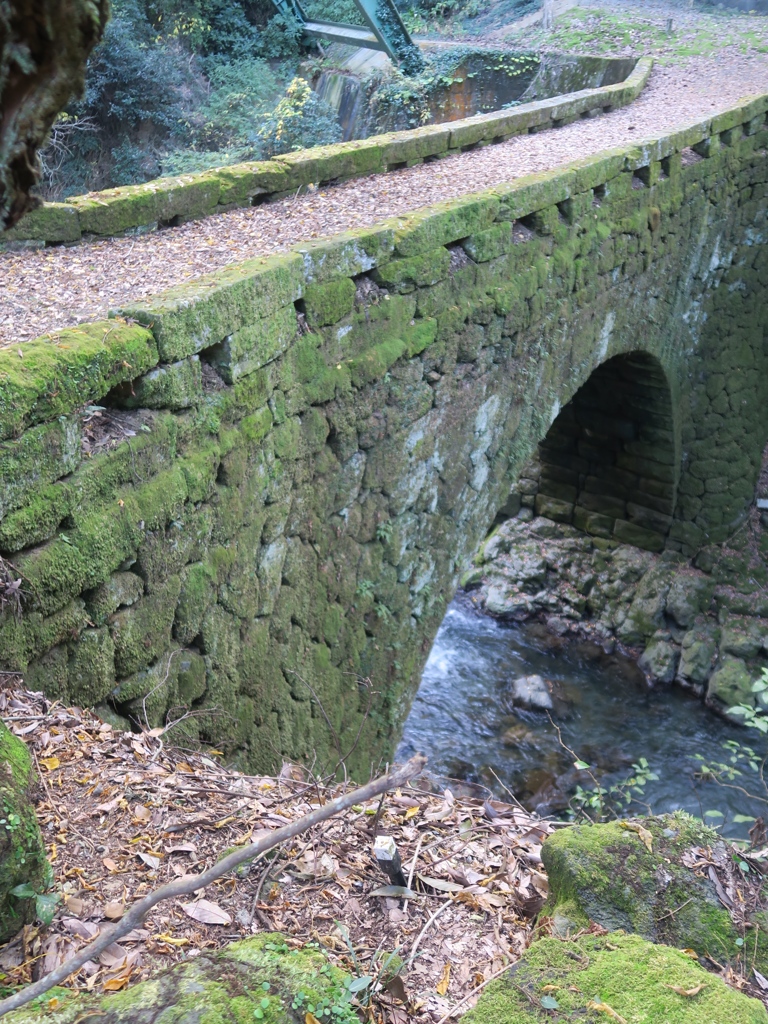 苔むした石橋