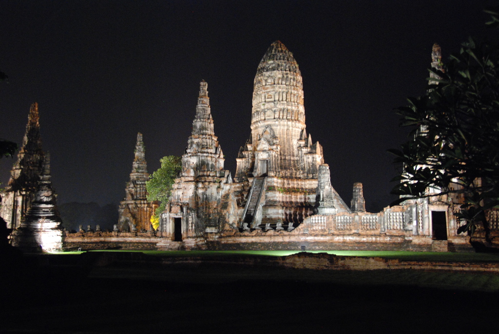 夜のアユタヤ遺跡