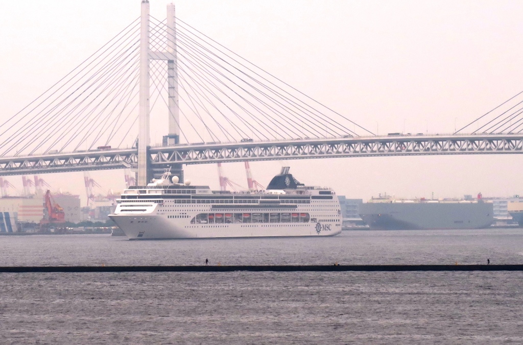 ベイブリッジを通過する豪華客船