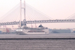ベイブリッジを通過する豪華客船