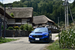 曲がり屋住宅の中で