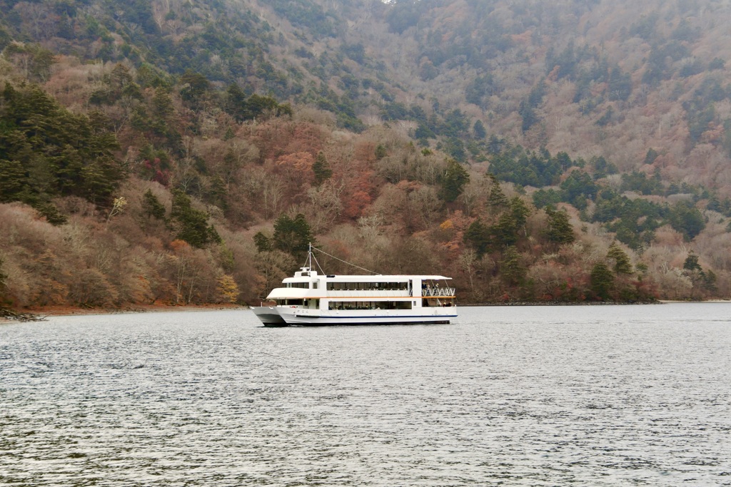 晩秋の中禅寺湖