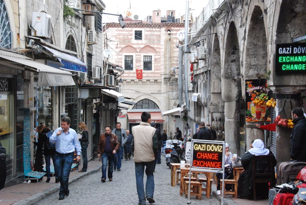 イスタンブール　グランドバザール近くの商店街