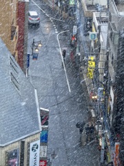 小雪舞う商店街
