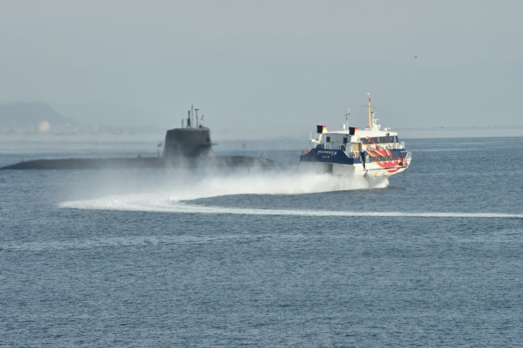 ヤバイ！　潜水艦だ