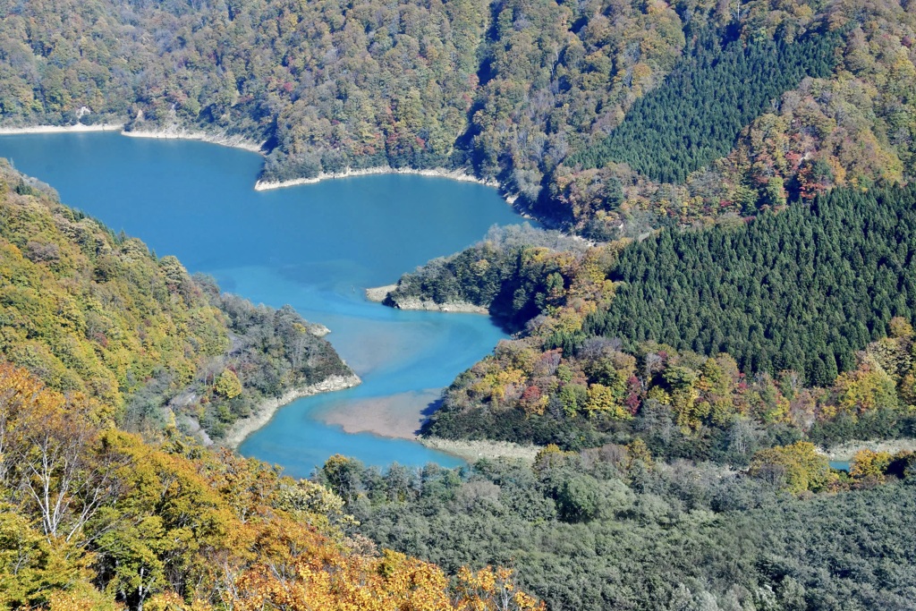 コバルトブルーの二居調整池