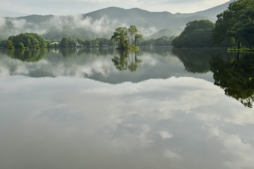 早朝の曽原湖