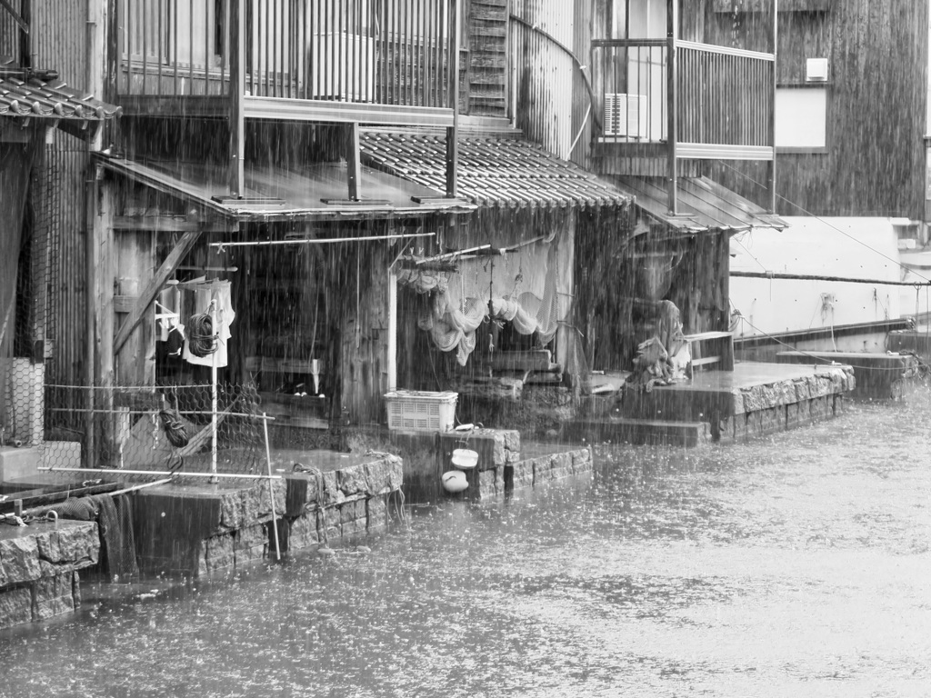 雨の舟屋