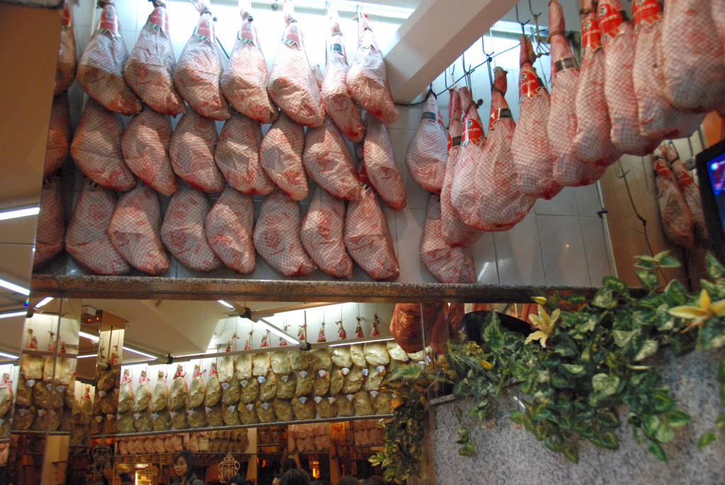 バールの天井は生ハムだらけ