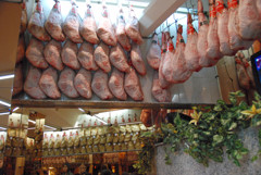 バールの天井は生ハムだらけ