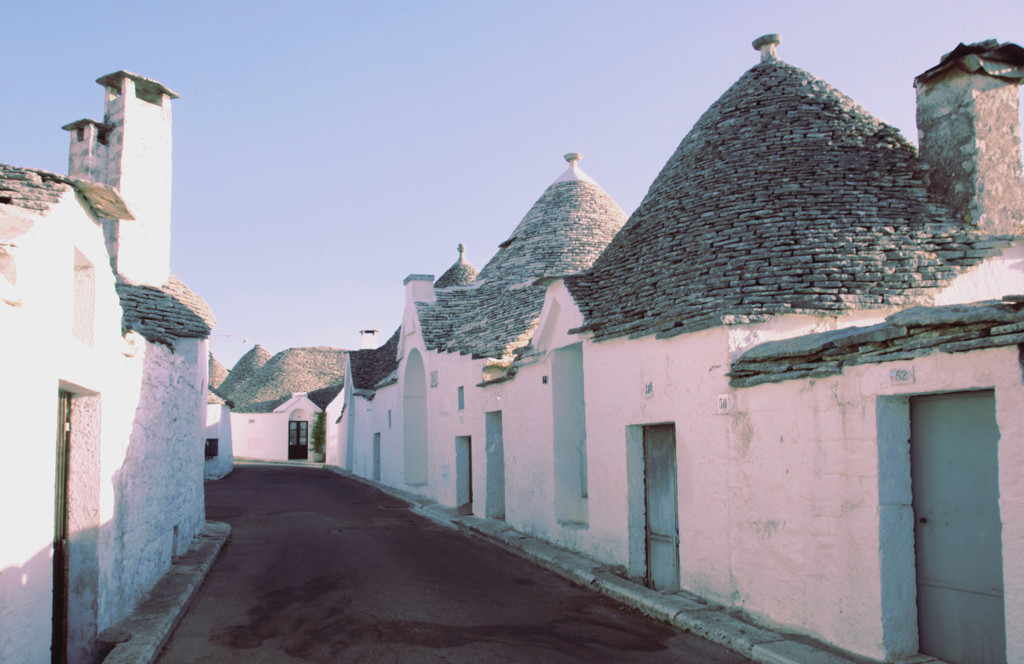  石積み屋根の街