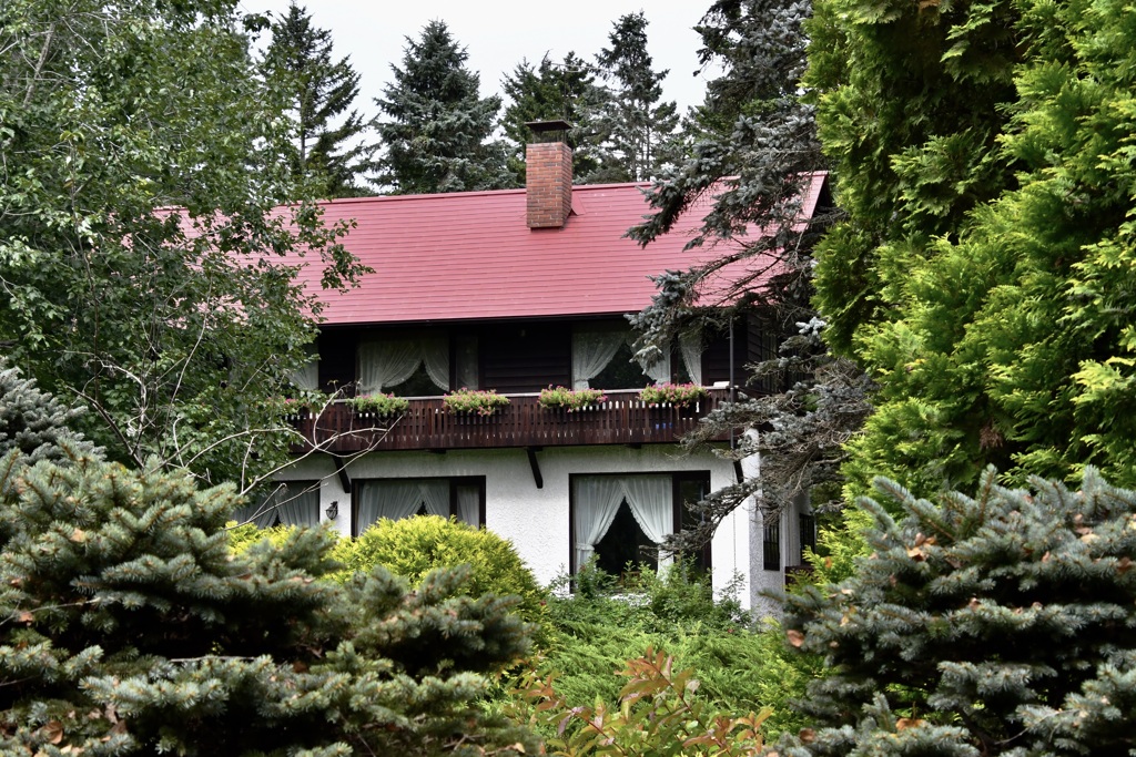 真鍋庭園　赤屋根の家