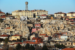 トルコ地方都市　洞窟住居の上に新興住宅