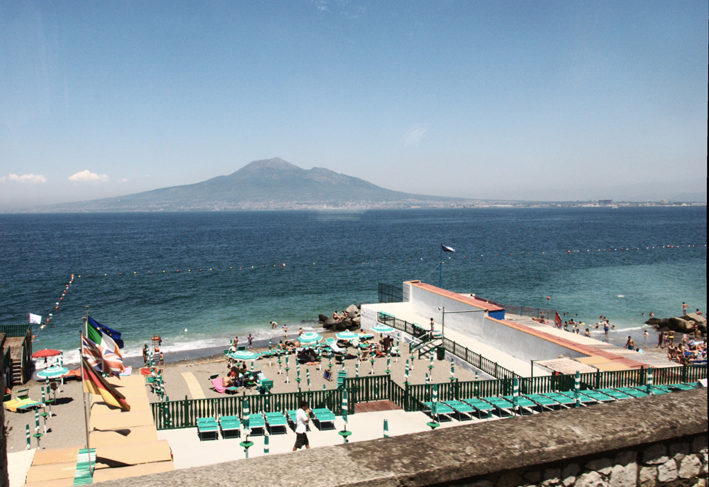 ベスビオ火山とビーチリゾート