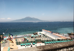 ベスビオ火山とビーチリゾート