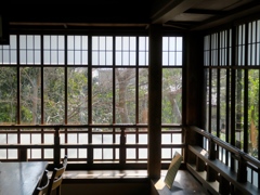 旧家の窓辺