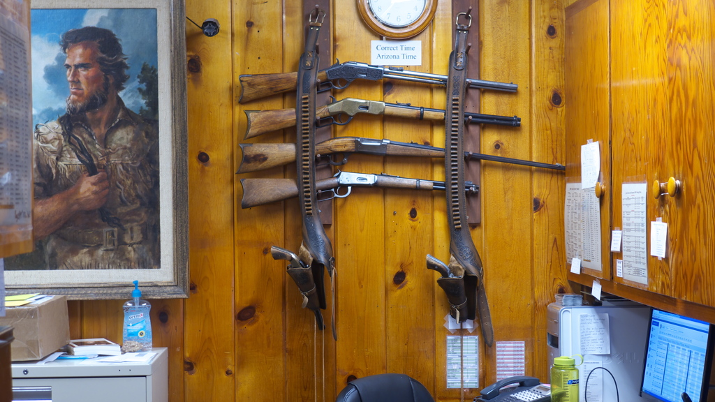 壁にかかる拳銃とライフル