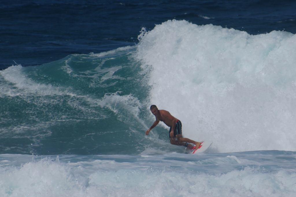 大波とサーファー