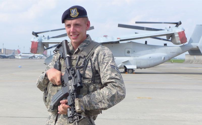 オスプレイと兵士