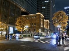 高層ビルの下にビル