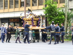 祭り広場に行くお神輿