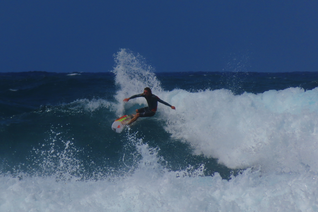 ビッグウエーブのサーファー