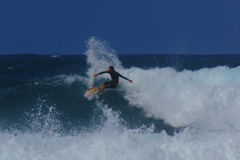 ビッグウエーブのサーファー