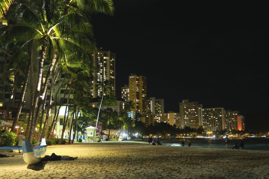 夜のワイキキ