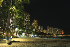 夜のワイキキ