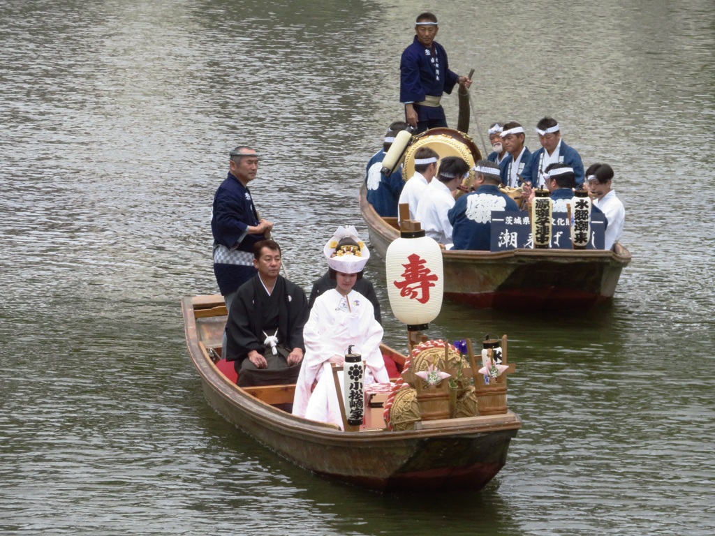 嫁入り舟で嫁ぐ潮来花嫁さん