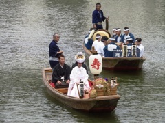 嫁入り舟で嫁ぐ潮来花嫁さん