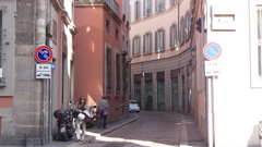 歩道が狭い ミラノ市街