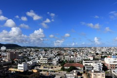 石垣島の町から海はすぐそこ