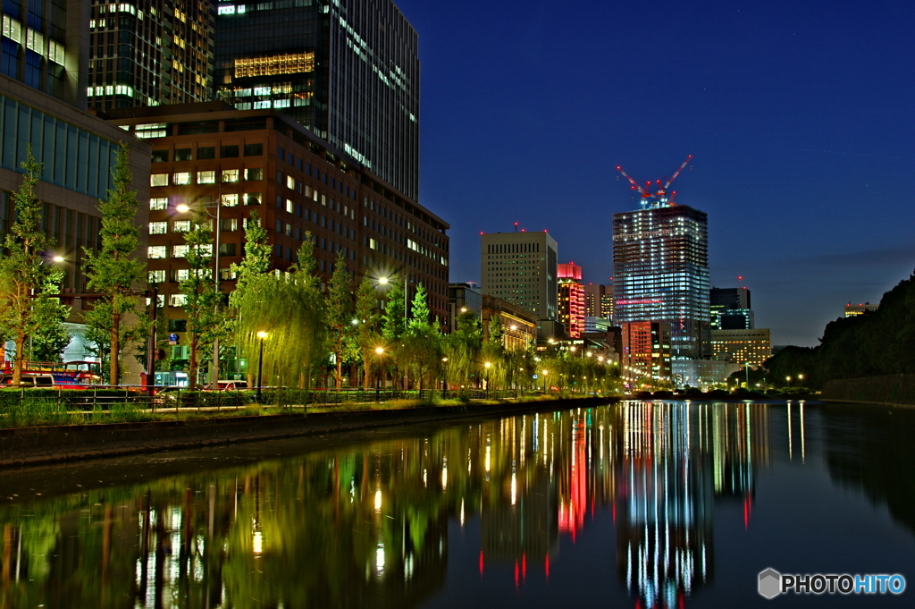 丸の内ビル郡の夜