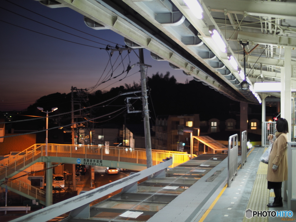 電車を待って