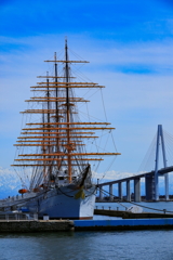 海王丸、新湊大橋と立山連峰