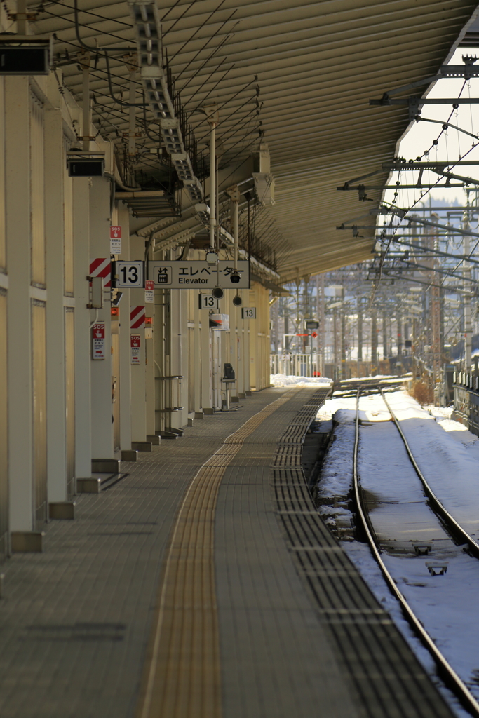 日の当たらぬプラットホーム